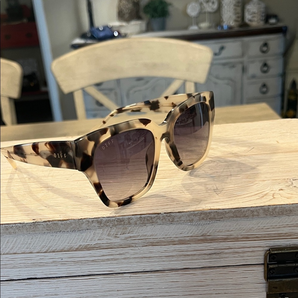Diff Eyewear Beige Tortoise Square Sunglasses - image 1